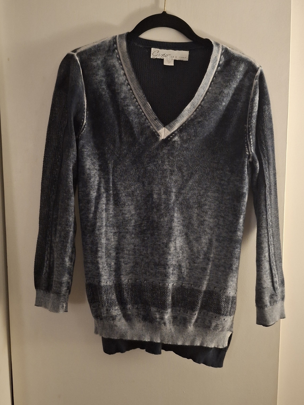 Curio New York Women's V-Neck Sweater - Charcoal Gray